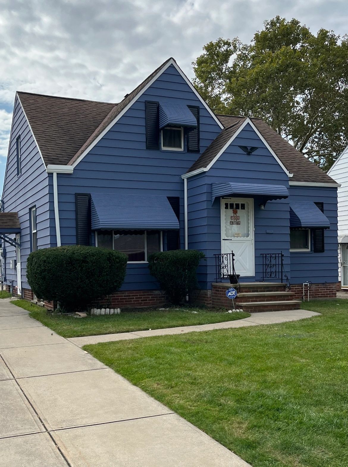 Beautifully painted home exterior with great curb appeal